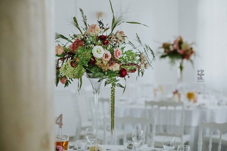 Kompozycje z kwiatów na stole