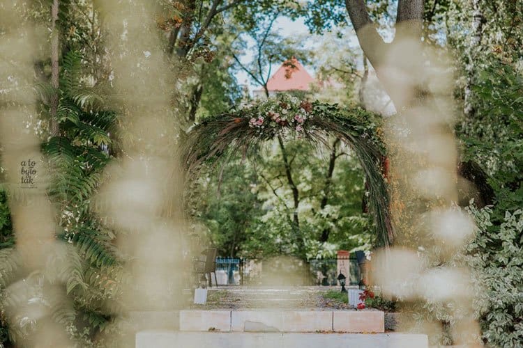 Pergola udekorowana kwiatami w ogrodzie