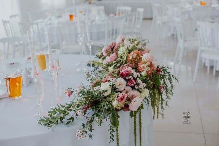 kompozycja na stole Państwa Młodych