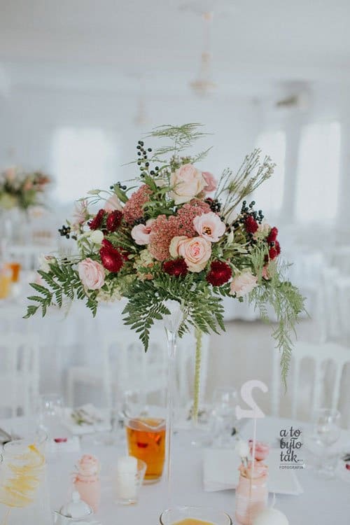 Kompozycje z kwiatów na stole