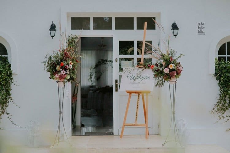 Udekorowane kwiatami wejście do sali balowej