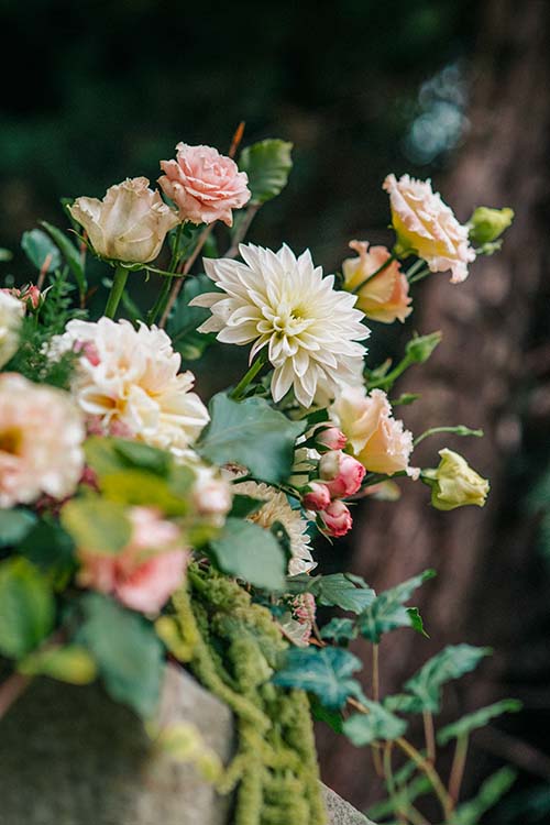 dekoracje w kościołach,ślubne,kosciola,dekoracja ołtarza,dekoracje ślubne w kościele,kwiaty podkreślą wyjątkowy charakter uroczystości,wyjątkowy charakter uroczystości,dekoracje ołtarza głównego