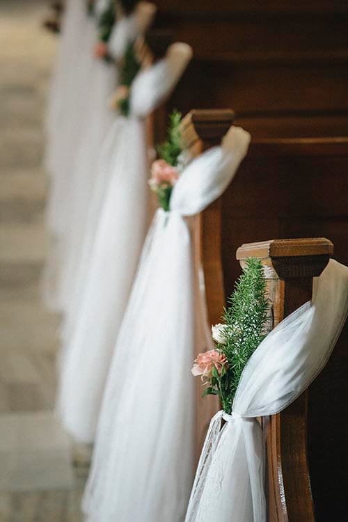 Dekoracje ławek z tiulu i kwiatów