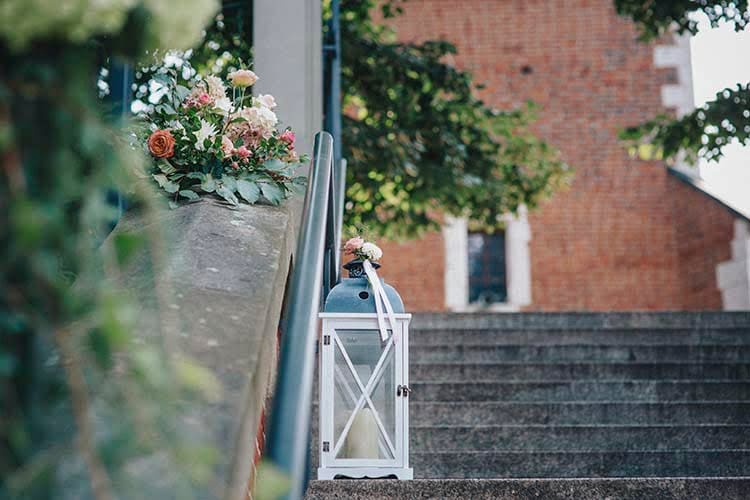 Udekorowane schody do kościoła św. Grzegorza Wielkiego