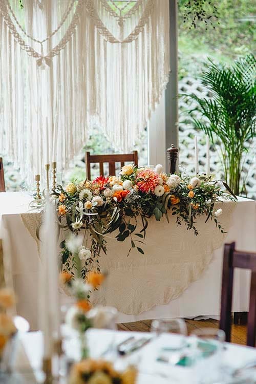 Dekoracje stołu prezydialnego w restauracji Grube Ryby