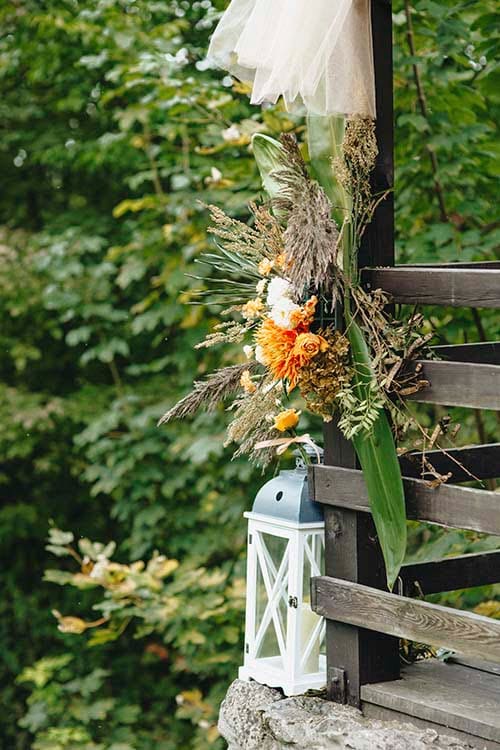 Dekoracje weselne przed restauracją Grube Ryby