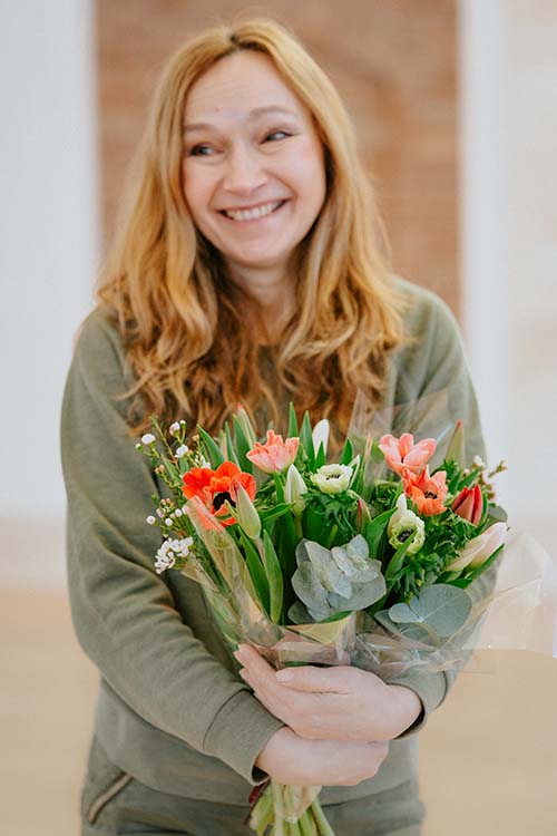 Bukiet ślubny trzymany przez autorkę