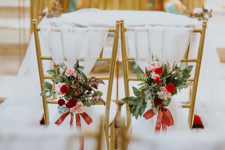 Dekoracje krzeseł w kościele