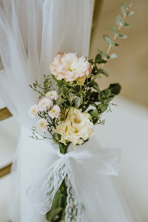 Dekoracje z kwiatów i tiulu