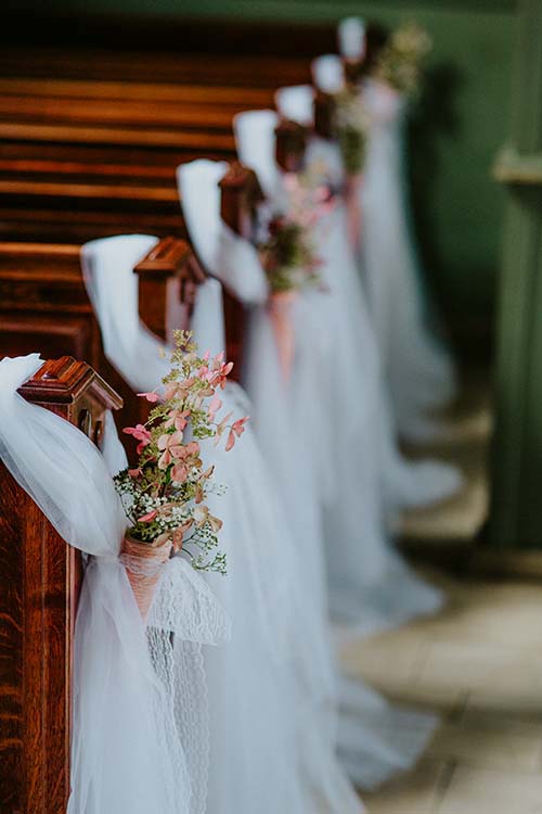 Dekoracje ławek w nawie głównej