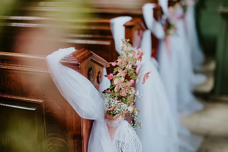 Dekoracje ławek w nawie głównej