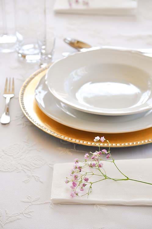 Nakrycie z zastawą stołową