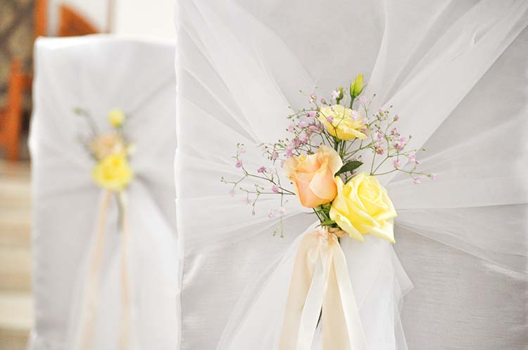 Dekoracje krzeseł w kościele