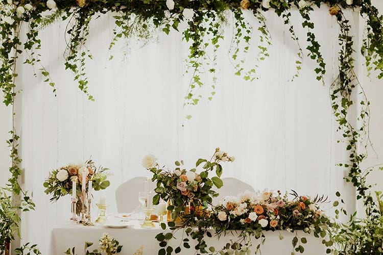 Stół prezydialny i udekorowana ścianka do zdjęć