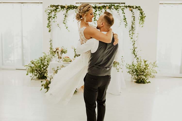 Młoda para pozuje na tle ścianki do zdjęć