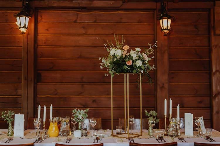 Kwiaty na złotym stelażu