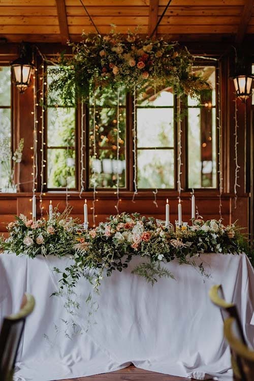 Witkowa Chata, wesele w stylu Moss & Blush. Stół prezydialny