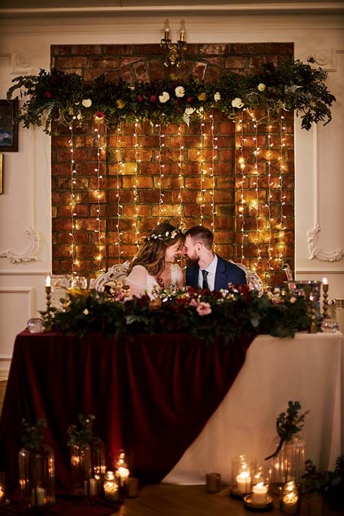 Młoda para Joanna i Łukasz za stołem prezydialnym w Willa Róż