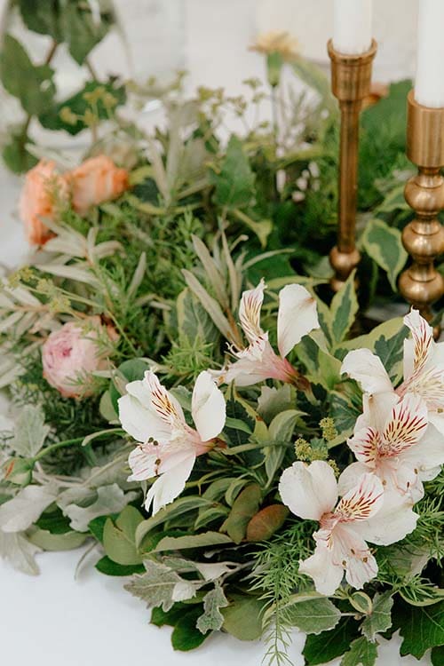 Dekoracje na stołach w sali