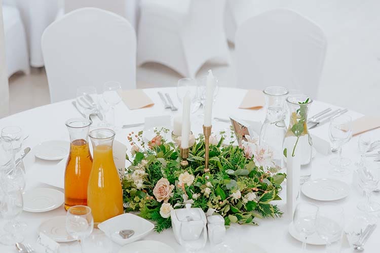 Dekoracje stołu, białe obrusy i białe krzesła