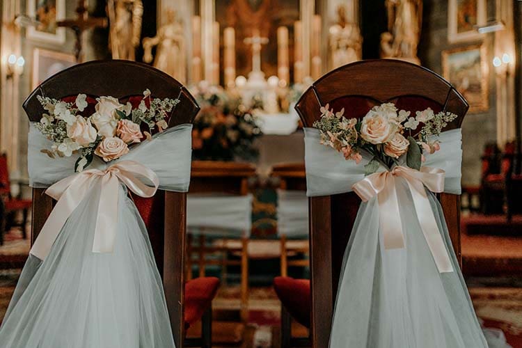 dekoracja krzeseł w kościele