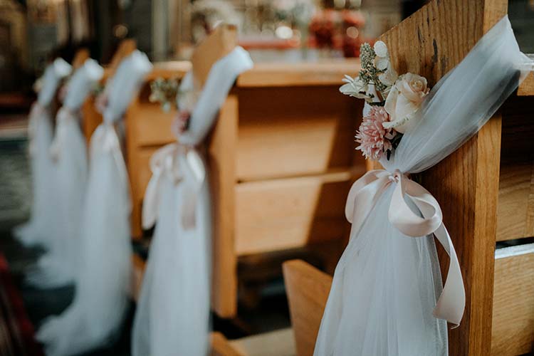 dekoracja ławek w kościele