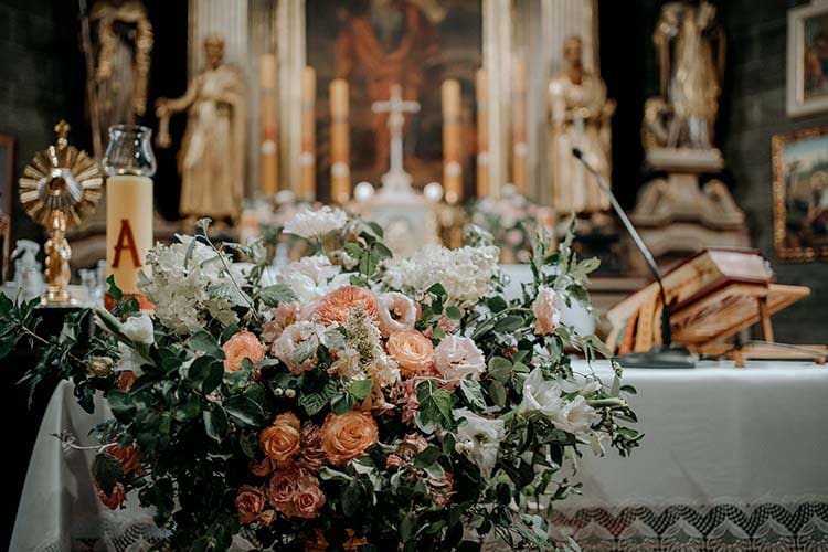 dekoracja ołtarza w kościele