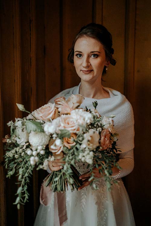 Pani Młoda z bukietem