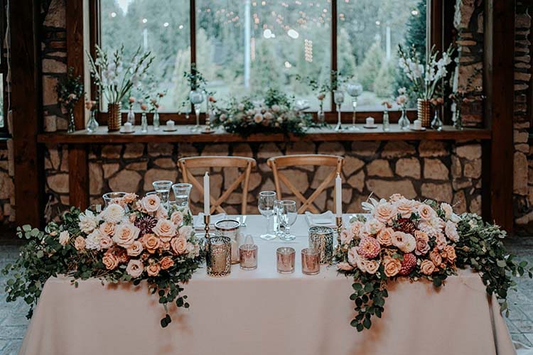 Stół prezydialny z dekoracjami