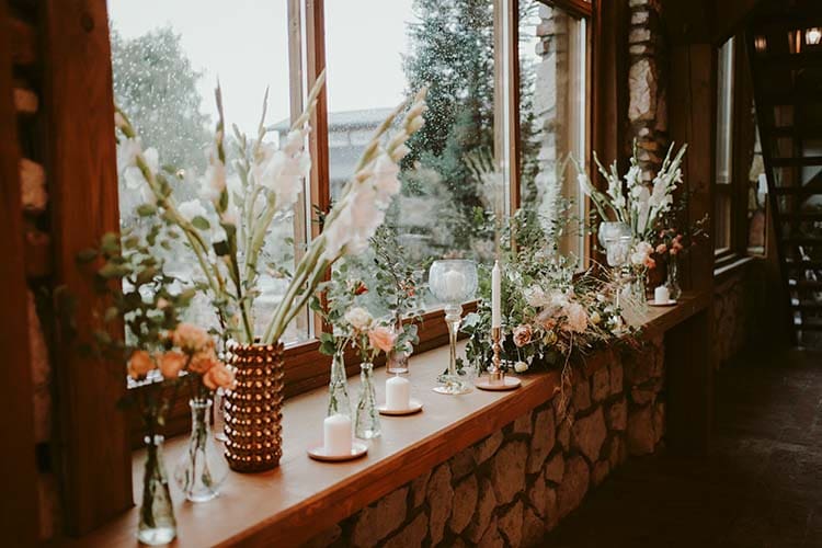 dekoracje kwiatowe we flakonach