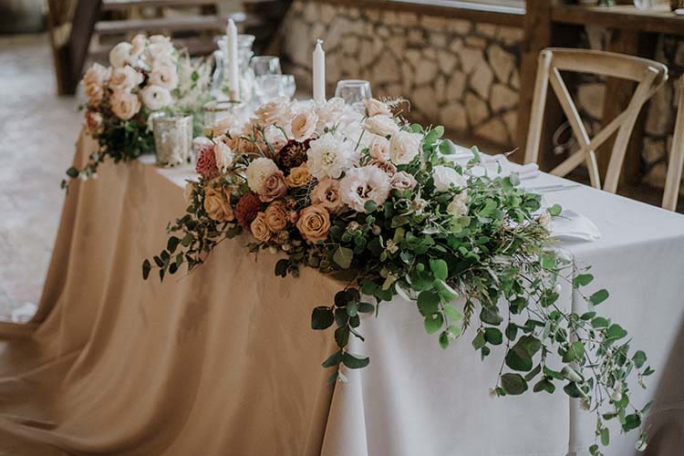 Dekoracja na stole prezydialnym