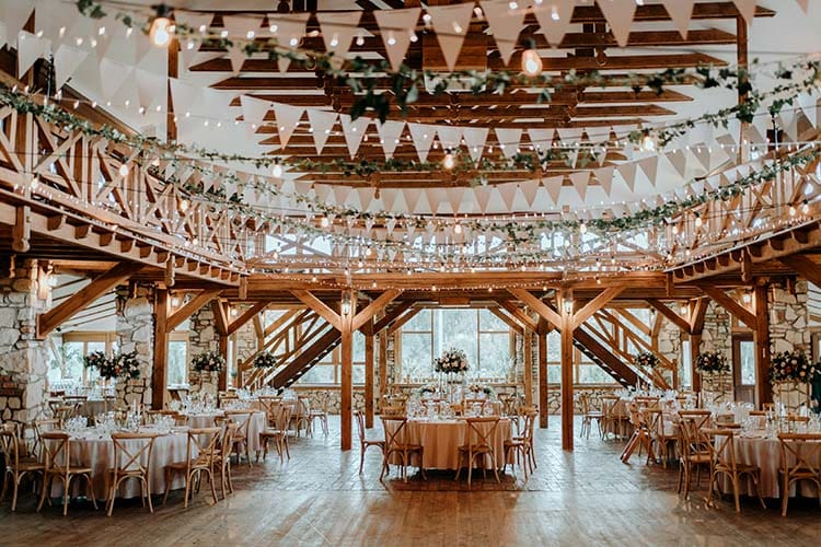 Dworzyszcze Wola wesele stylu Boho Chic, z nutą elegancji - widok sali z dekoracjami