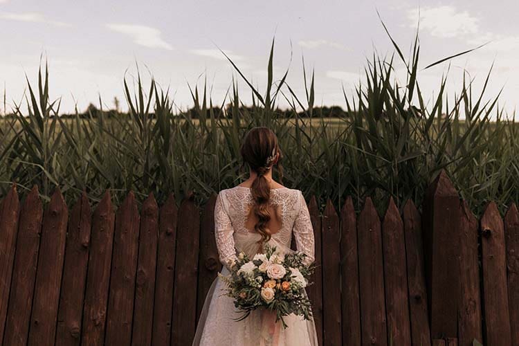 Panna Młoda z bukietem