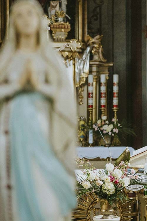 dekoracje w kościołach,ślubne,kosciola,dekoracja ołtarza,dekoracje ślubne w kościele,kwiaty podkreślą wyjątkowy charakter uroczystości,wyjątkowy charakter uroczystości,dekoracje ołtarza głównego