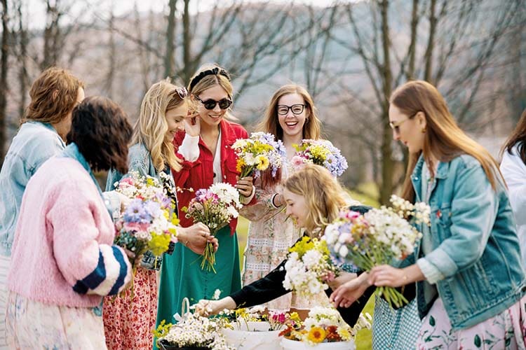 Warsztaty plecenia wianków podczas wieczoru panieńskiego