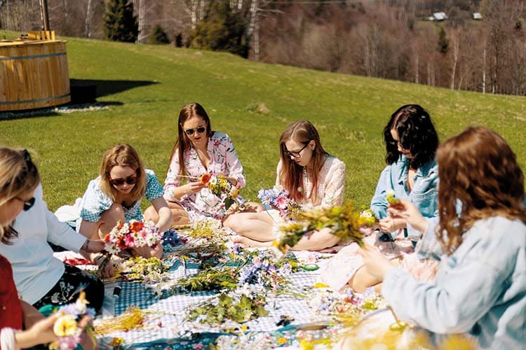 Plecenie wianków na łące