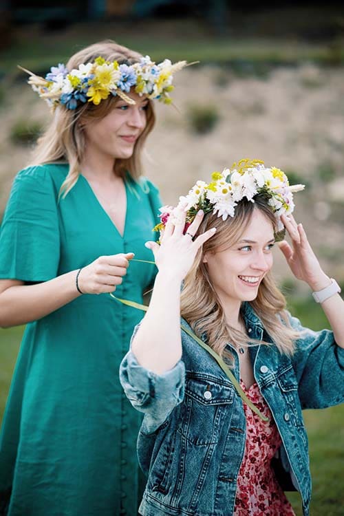 zakładanie wianka na głowę