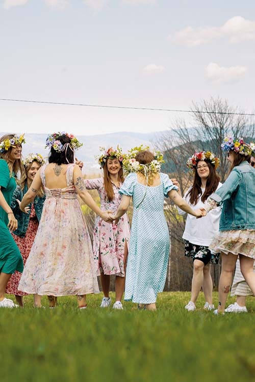 Warsztaty plecenia wianków podczas wieczoru panieńskiego