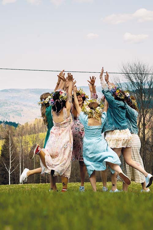 Warsztaty plecenia wianków podczas wieczoru panieńskiego