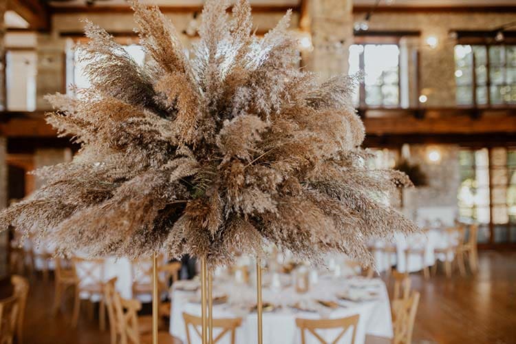 1 750 traw zostało zastosowanych w jesiennych dekoracjach weselnych