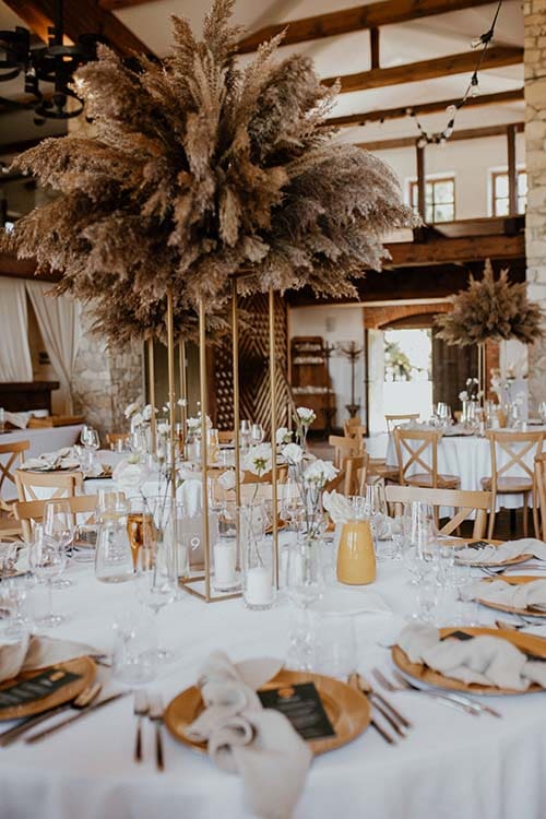 Kompozycja z suszonych traw na stołach