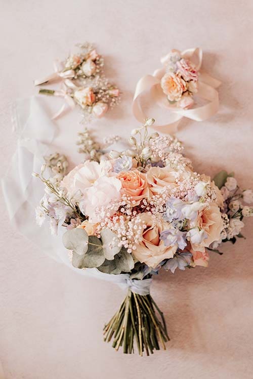 Bukiet panny młodej, przypinki i korsarz