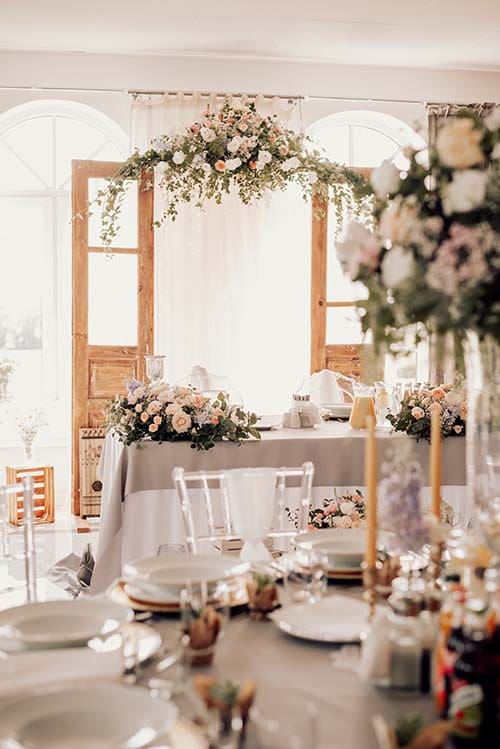 Stare drzwi jako ścianka w weselu w stylu vintage