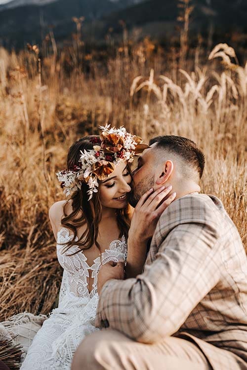 sesja ślubna z bukietem z suszonych traw i z widokiem na góry (1)