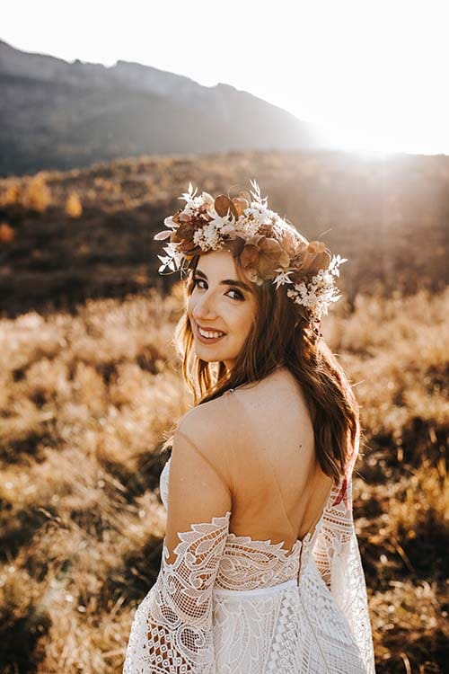 sesja ślubna z bukietem z suszonych traw i z widokiem na góry (2)