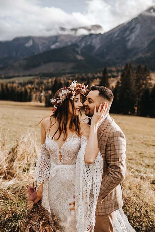 sesja ślubna z bukietem z suszonych traw i z widokiem na góry (3)
