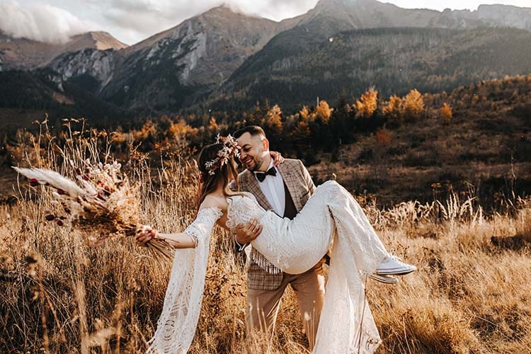 sesja ślubna z suszonymi kwiatami i widokiem na tatry (1)