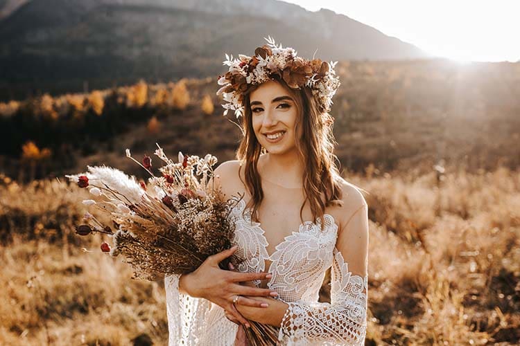 sesja ślubna z suszonymi kwiatami i widokiem na tatry (2)