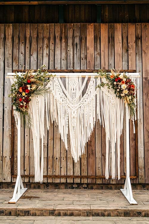 Ranczo Wiktoryjka wesele w stylu rustykalnym. Kwiaty cynie, dalie, piwonie, gerbery, margerytki i róże. Uzupełnieniem dekoracji były trawy pampasowe, doskonale wpisujące się w sielski klimat wesela