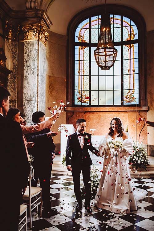 dekoracje w kościołach,ślubne,kosciola,dekoracja ołtarza,dekoracje ślubne w kościele,kwiaty podkreślą wyjątkowy charakter uroczystości,wyjątkowy charakter uroczystości,dekoracje ołtarza głównego